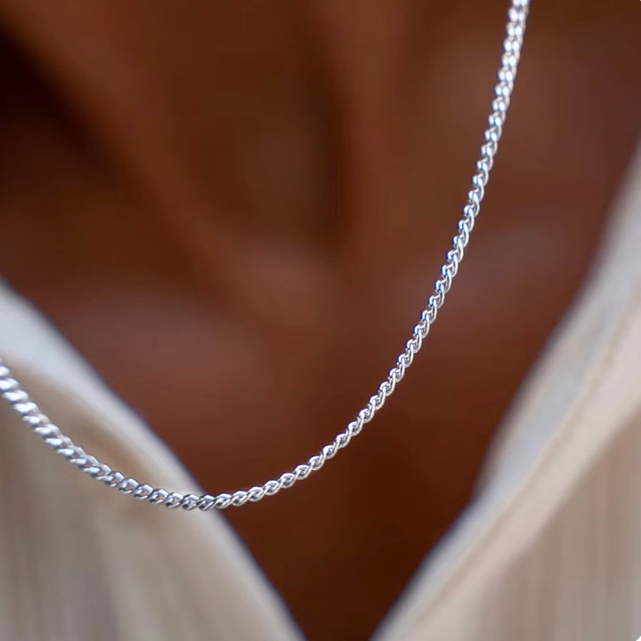 MINIMAL CHAIN NECKLACE